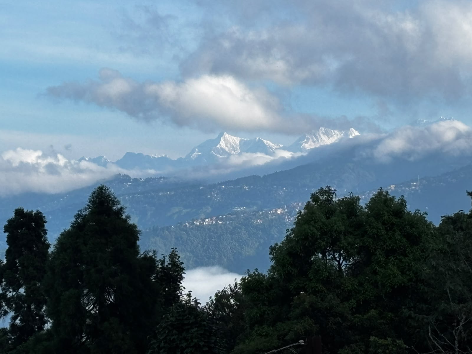 Peaks Drifting in the Clouds
